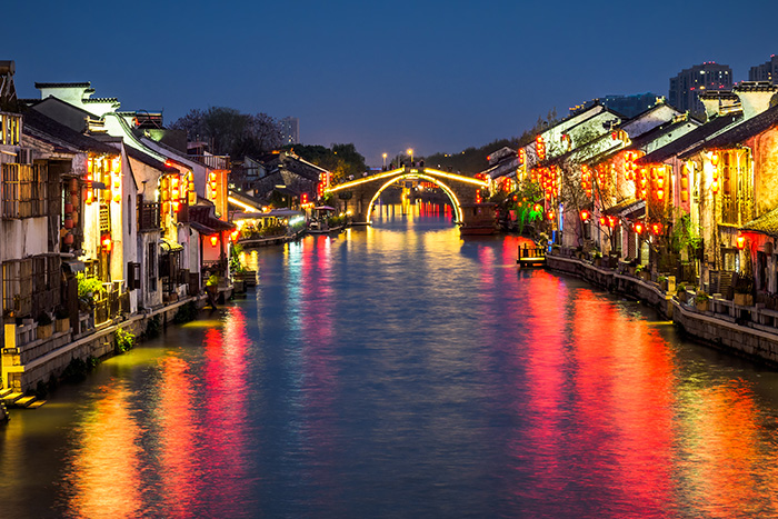 當(dāng)我問DeepSeek亮化公司哪家好？它的回答竟.....